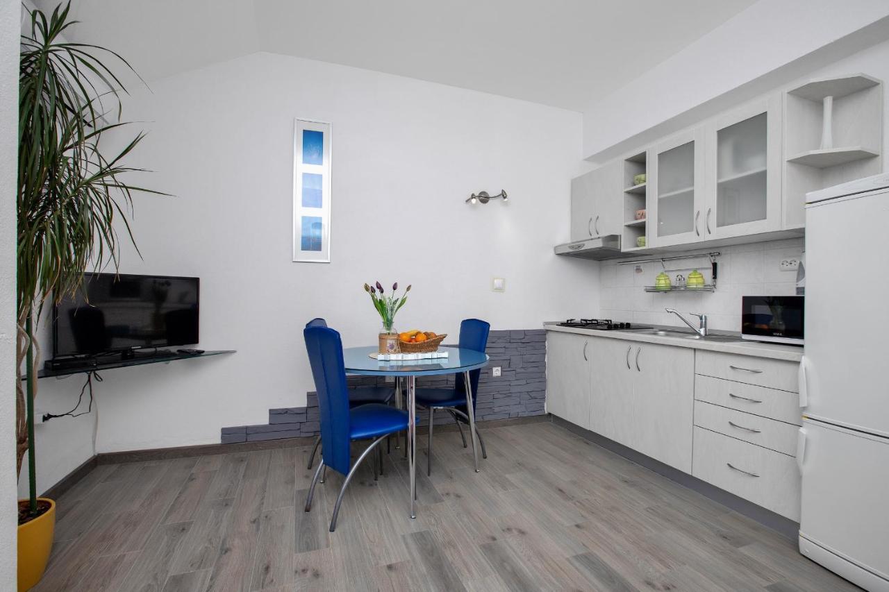 Apartment Apartments By The Sea Drasnice, Makarska - 2581