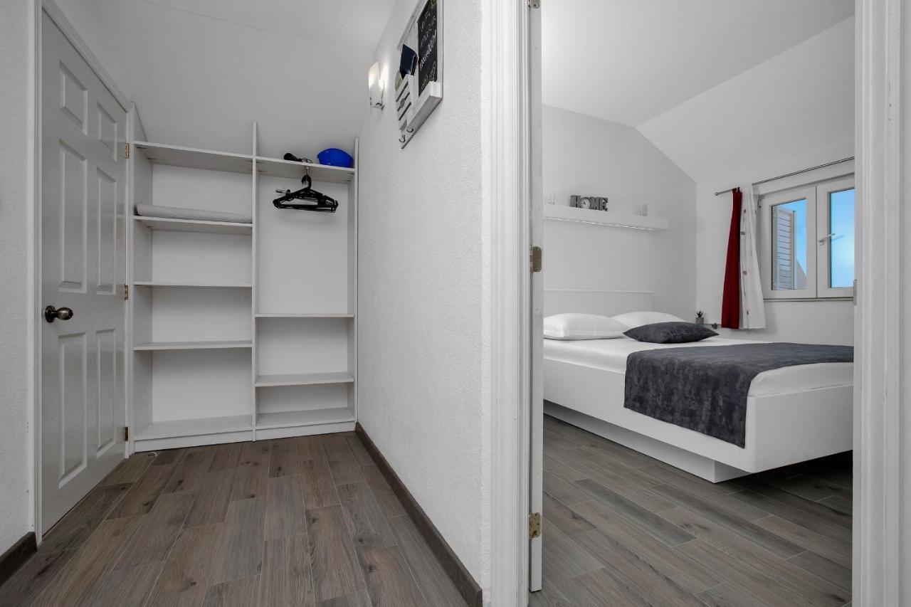 Apartment Apartments By The Sea Drasnice, Makarska - 2581