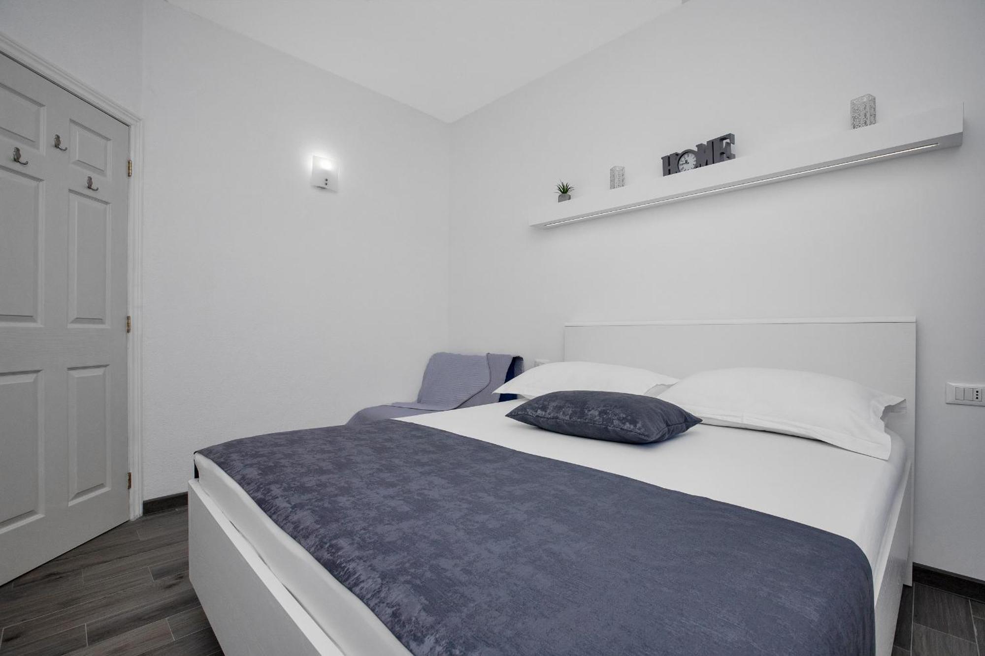 Apartment Apartments By The Sea Drasnice, Makarska - 2581